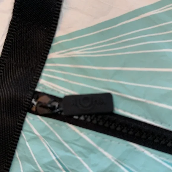 Aloha Collection White and Green Tote Bag - Picture 4 of 9